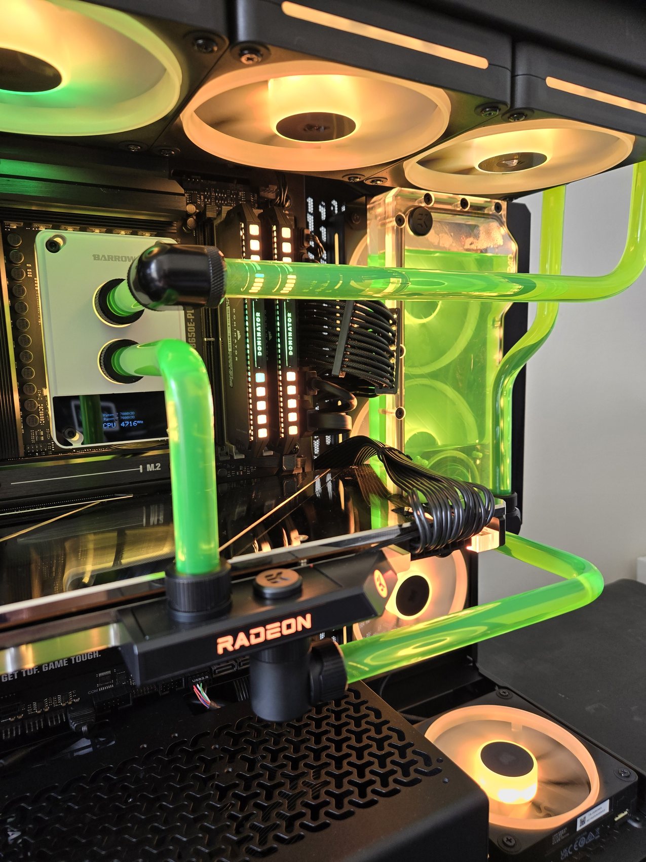 Green Radeon build detail, reservoir